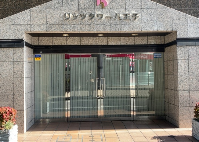 【玄関】 | リッツタワー八王子 | 玄関は家の顔でもあり、家族以外の目にも止まる場所です。玄関は外との間を仕切る扉、靴などをしまっておく収納スペース、靴脱ぎのたたきスペース、来客とのやり取りをするドアホンなど複数のアイテムからなります。