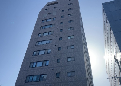 【外観】 | リッツタワー八王子 | 外観はマンション管理がされているかの目安になります。築年数が古いと、壁面は劣化してひび割れが生じることも！建物が古びていても細かいところが修繕されていると、きちんと管理されているなぁと感じるでしょう。