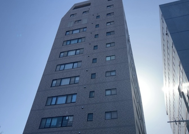 【外観】 | リッツタワー八王子 | 外観はマンション管理がされているかの目安になります。築年数が古いと、壁面は劣化してひび割れが生じることも！建物が古びていても細かいところが修繕されていると、きちんと管理されているなぁと感じるでしょう。