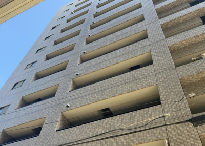 【バルコニー】 | リッツタワー八王子 | 一般的なバルコニーは、奥行1.5ｍ程ですが、ワイルドバルコニーは2ｍまで広がっています。そのため洗濯物の間隔をあけ干すことができ、乾きやすいというメリットや、ガーデニングが楽しめる等の特徴があります。