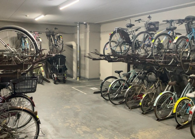 【駐車場】 | リッツタワー八王子 | 車一台あたりに必要なスペースは、標準サイズの普通自動車で横幅2m50cm、長さ5mは必要になります。ただし、乗降のことも考慮して横幅3m30cm、長さ5m50cmほどは確保できるところを選びましょう。