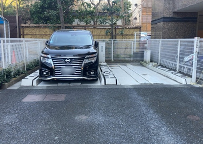 【駐車場】 | リッツタワー八王子 | 駐車場と明記されていても、最小スペースでつくられた駐車場だと大型車は駐車できなかったり、出入りしにくくなったりする可能性があります。お車のサイズと購入したい物件の駐車場のサイズを現地で確認しましょう。