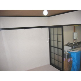 居室の間仕切りはすりガラスです