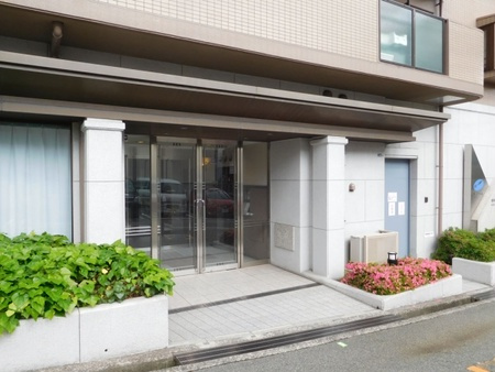 クラウンハイム豊中柴原モノレール駅前のエントランス