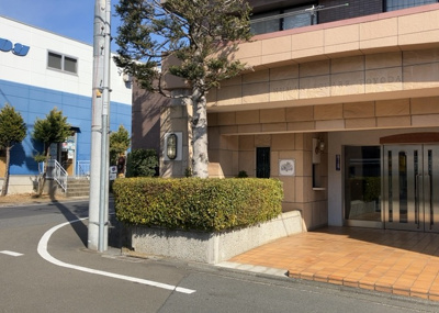 【中庭】 | ヒューマンスクエア豊田 | 中庭（パティオ）とは、一つの建築物の内部に設けられた、壁などで囲われている庭のことを指します。コの字型、ロの字型が主流ですが、L字型の中庭もあります。最近では、インテリア性の高さからも人気があります。