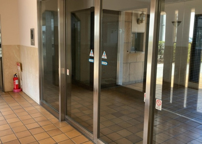 【エントランス】 | ヒューマンスクエア豊田 | マンションのエントランスには、もともと風よけや防犯の役割がありますが、マンションによって宅配ボックスなどの設備が備わっている所もあります。日々の生活をイメージしながら生活しやすさをチェックしましょう。