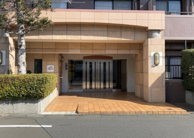 【玄関】 | ヒューマンスクエア豊田 | 玄関は家の顔でもあり、家族以外の目にも止まる場所です。玄関は外との間を仕切る扉、靴などをしまっておく収納スペース、靴脱ぎのたたきスペース、来客とのやり取りをするドアホンなど複数のアイテムからなります。