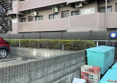 【駐車場】 | ヒューマンスクエア豊田 | 車一台あたりに必要なスペースは、標準サイズの普通自動車で横幅2m50cm、長さ5mは必要になります。ただし、乗降のことも考慮して横幅3m30cm、長さ5m50cmほどは確保できるところを選びましょう。
