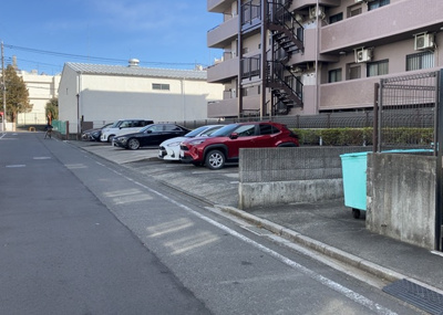 【駐車場】 | ヒューマンスクエア豊田 | 駐車場と明記されていても、最小スペースでつくられた駐車場だと大型車は駐車できなかったり、出入りしにくくなったりする可能性があります。お車のサイズと購入したい物件の駐車場のサイズを現地で確認しましょう。