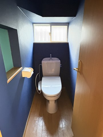 売中古戸建　清水町伏見のトイレ|個性的なブル－の壁紙が印象的な、清潔感あふれるトイレです。落ち着いた空間でリラックスできます。