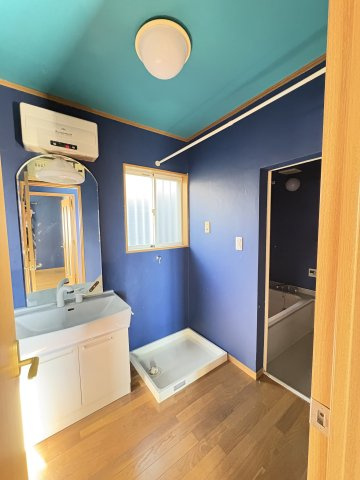 売中古戸建　清水町伏見の洗面所|コンパクトながらも窓があり、自然光が入る明るい空間です。換気も良好で、いつでも爽やかな空気を保てます。