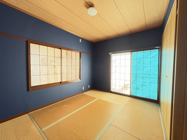 売中古戸建　清水町伏見の和室|鮮やかなブル－の壁がアクセントとなり、伝統的な和室にモダンな雰囲気をプラスしています。