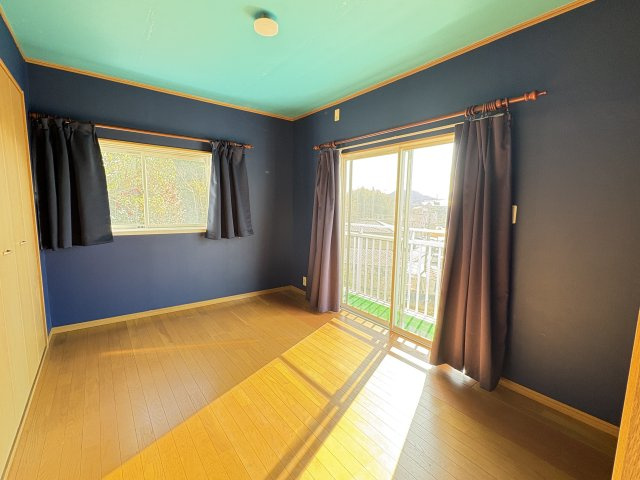 売中古戸建　清水町伏見の洋室|窓から差し込む柔らかな自然光が、室内を明るく開放的に保ちます。
