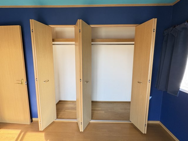 売中古戸建　清水町伏見の収納|扉を広く開けられる観音開きのクロ－ゼットは、衣類の出し入れがスム－ズで便利です。