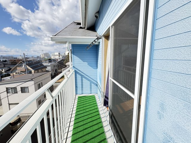 売中古戸建　清水町伏見のバルコニー|爽やかなブル－の外壁が目を引く、明るく清潔感のあるバルコニーです。
