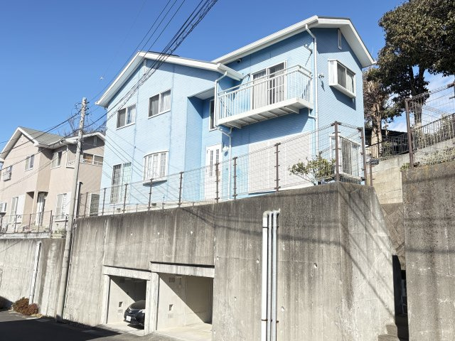 売中古戸建　清水町伏見の外観|高台に位置し、通風・採光ともに良好な物件です。道路面より一段高く設計されているため、通行人の視線が入りにくく、プライバシー性の高い住環境が魅力です。
