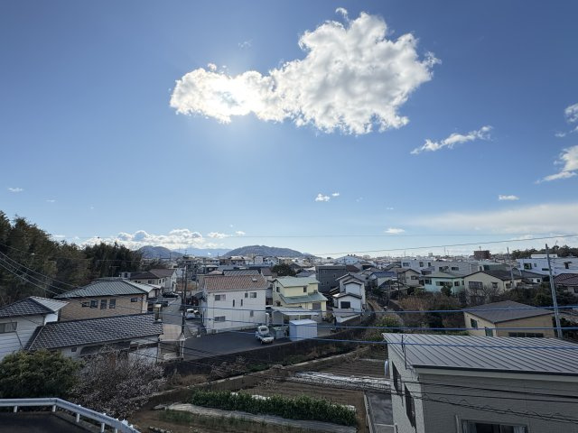 売中古戸建　清水町伏見の展望|2階ベランダからの眺望。開放的な眺望が広がり、遠くの山並みまで見渡せます。日当たり良好で、１日を通して明るい光が差し込む立地です。