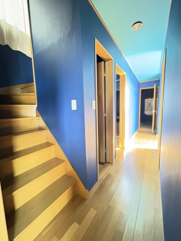 売中古戸建　清水町伏見の内装|木製のしっかりとした階段が設置されており、安全にロフトスペ－スへ移動できます。