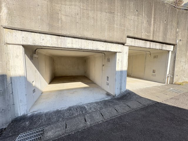 売中古戸建　清水町伏見の駐車場|車だけでなく、自転車やバイク・アウトドア用品などの収納スペ－スとしても活用できます。
