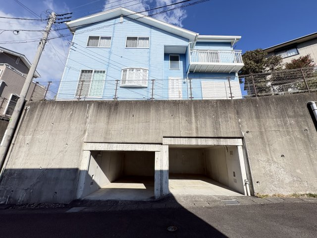 売中古戸建　清水町伏見の外観|淡いブルーの外壁が印象的で、清潔感と落ち着きを兼ね備えた外観です。