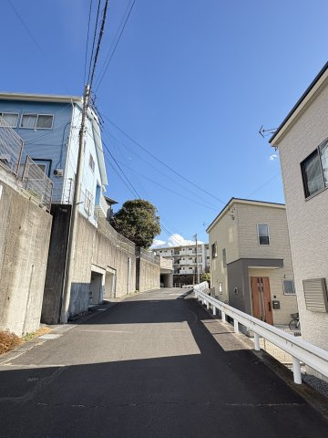 売中古戸建　清水町伏見の前面道路含む現地写真|周辺は低層住宅が多く、穏やかでプライベ－トな雰囲気が保たれています。