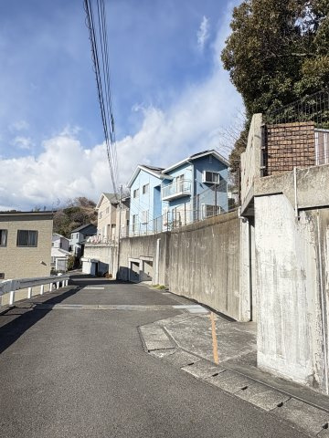 売中古戸建　清水町伏見の前面道路含む現地写真|周囲は静かな住宅地で、落ち着いた暮らしができます。