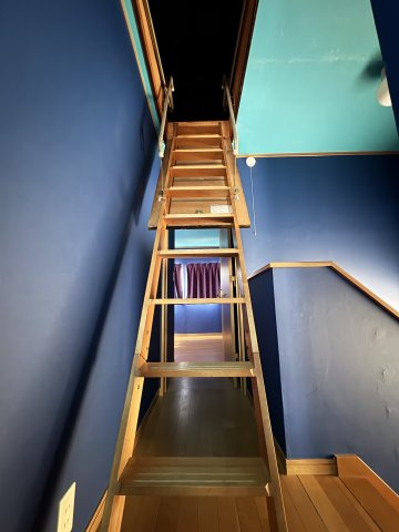 売中古戸建　清水町伏見の内装|2階の天井裏へは、隠し階段が