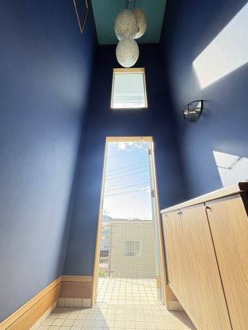 売中古戸建　清水町伏見のその他|天井まで続く吹き抜け空間が、圧倒的な開放感を演出する玄関ホール。高窓と玄関扉から自然光がたっぷり差し込み、日中は照明いらずの明るさです。