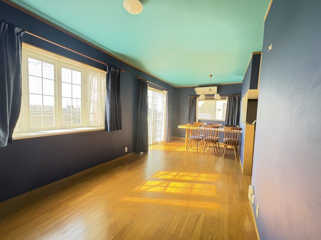 売中古戸建　清水町伏見の居間・リビング|大きな窓からたっぷりと陽光が差し込む、明るく開放感のあるリビングダイニングです。時間帯によって床に映る光と影が、空間に心地よい表情を生み出しますね。