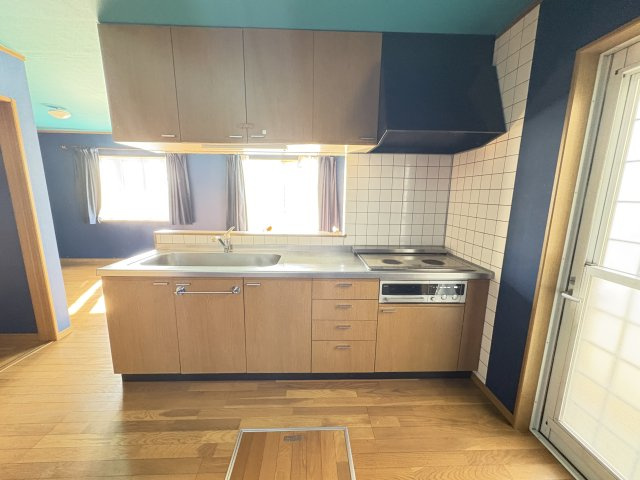 売中古戸建　清水町伏見のキッチン|リビングと程よくつながるオープンキッチン仕様のダイニングスペースです。調理をしながら室内全体を見渡せるため、家族との会話や来客対応もスムーズです。