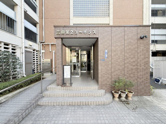 【エントランス】 | お客様を、そして住人を出迎えてくれるマンションのエントランス。ゴミが落ちていないことからも、管理状態の良さや住民の節度の高さが見て取れます。～即日のご見学可能～　お問合せはお気軽にどうぞ。
