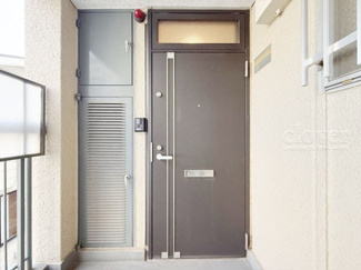 【その他共用部分】 | 皆様をお迎えする、お部屋の玄関ドア。開けやすさや開放角度、ドアノブの操作しやすさや鍵の形状などを、現地で一度ご確認ください。～即日のご見学可能～　お問合せはお気軽にどうぞ。