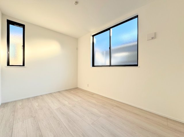 港南区上永谷3丁目　新築戸建ての洋室|◆室内はいつも明るい印象なので気持ちの良い朝を迎えられます。各部屋にはクローゼットを完備しており、収納が多いお家はすっきりして快適空間です。
