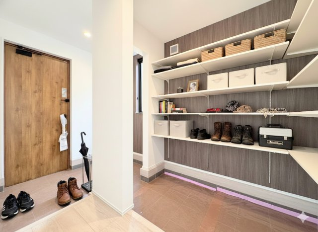 港南区上永谷3丁目　新築戸建ての玄関|◆玄関には大型シューズクローク！靴以外のベビーカーや子どものスポーツ用品等入れておけるシューズインクローゼットを設置しました！
