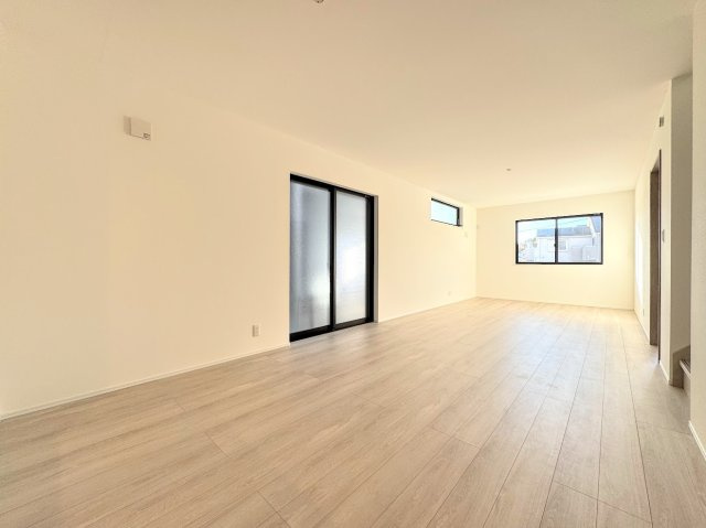 港南区上永谷3丁目　新築戸建ての居間・リビング|◆ご家族の会話がはずむ、開放的なＬＤＫです。休日はお陽さまの光をたっぷりととりこめるぽかぽかリビングで過ごしませんか？
