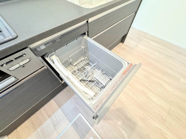 港南区上永谷3丁目　新築戸建ての設備|◆食後の食器洗いは食洗機にお任せ！ご家族と団らんの時間を。家事の時短に効果大の食洗器付き。高温洗浄、節水効果もございます。
