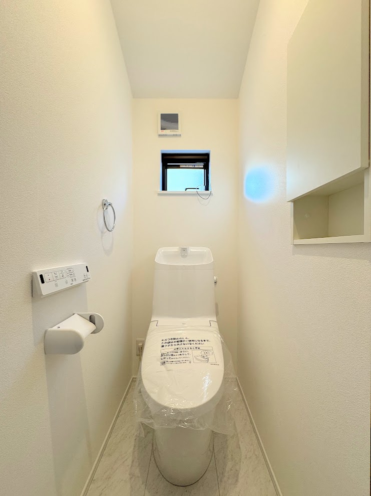 港南区上永谷3丁目　新築戸建てのトイレ|◆清潔感のある白を基調とした落ち着ける空間。小窓をもうけていますので、こもりやすい空気の入れ替えも簡単に行えますね！
