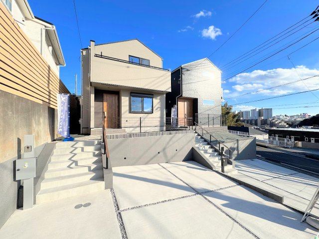 港南区上永谷3丁目　新築戸建ての外観|◆一戸建てを中心とした街並みが整然と続き、周辺は高い建物が建っていないので、緑の多い閑静な趣を感じる環境です。街並みや周辺環境も重要なポイントです！！