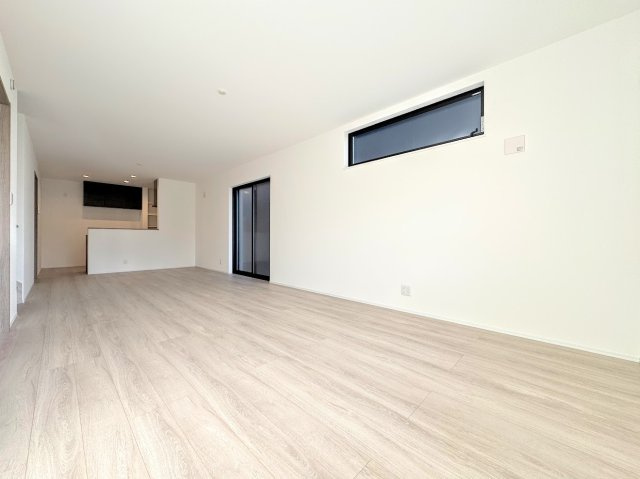 港南区上永谷3丁目　新築戸建ての居間・リビング|◆一家だんらんのスペースとなるＬＤＫ。窓から明るい光が差し込み、思わず家族の会話も弾む快適な空間。
