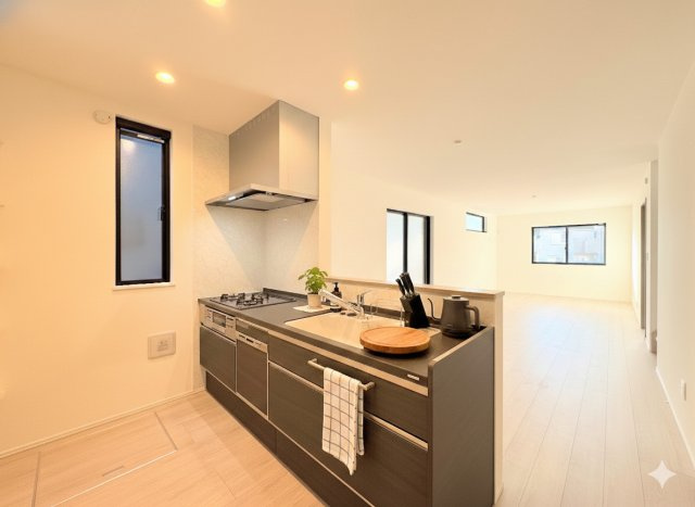 港南区上永谷3丁目　新築戸建てのキッチン|◆キッチンからダイニングやリビングが見渡せるキッチン。料理をしながら家族とコミュニケーションをとれるだけでなく、大きな開放感も得られることができます。
