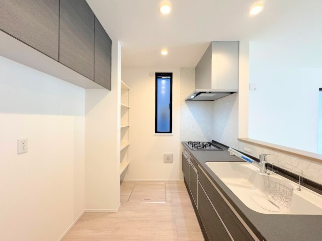 港南区上永谷3丁目　新築戸建てのキッチン|◆デザイン性と機能性を兼ね備えたキッチンです。リビングスペースとの一体感が生まれ、広々空間を演出してくれます。
