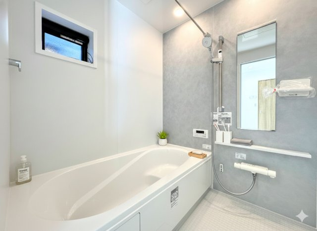 港南区上永谷3丁目　新築戸建ての浴室|◆お子様と一緒にバスタイムを楽しめる広々空間。浴室乾燥機付で心地よいバスタイムを実現します。
