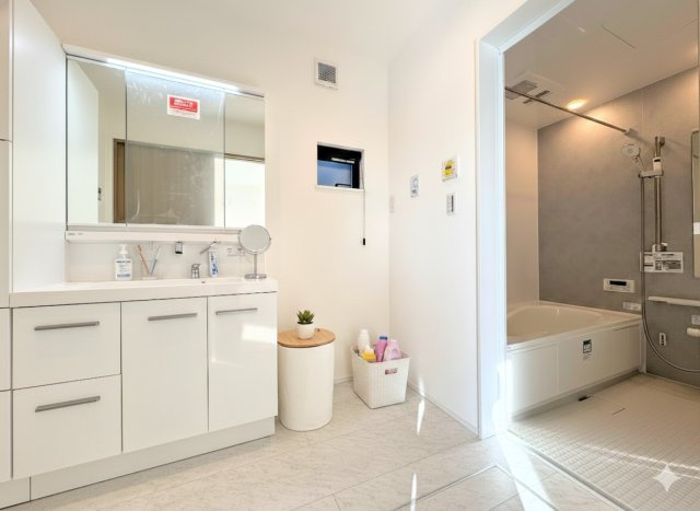 港南区上永谷3丁目　新築戸建ての独立洗面台|◆毎日使う場所だから、機能的で使いやすさに配慮したパウダールーム。すっきりと使えるように収納も豊富にご用意しています。
