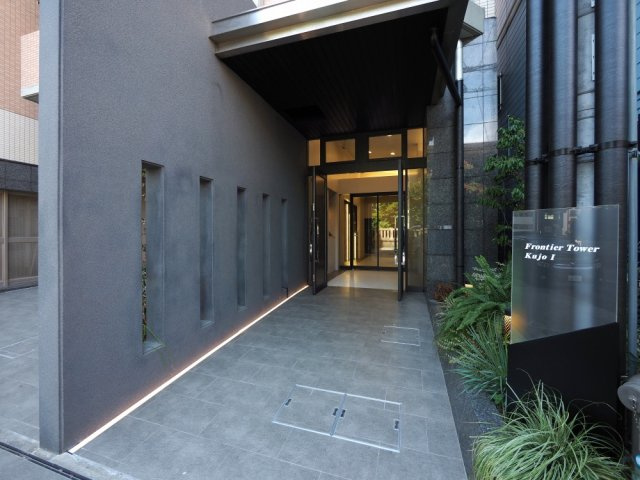 大阪市西区九条１丁目の賃貸マンションのエントランス