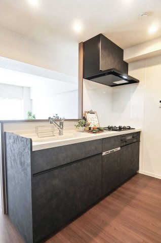 サーパス東長野のキッチン|キッチン/施工例◆会話をしながら料理ができる対面式カウンターキッチン