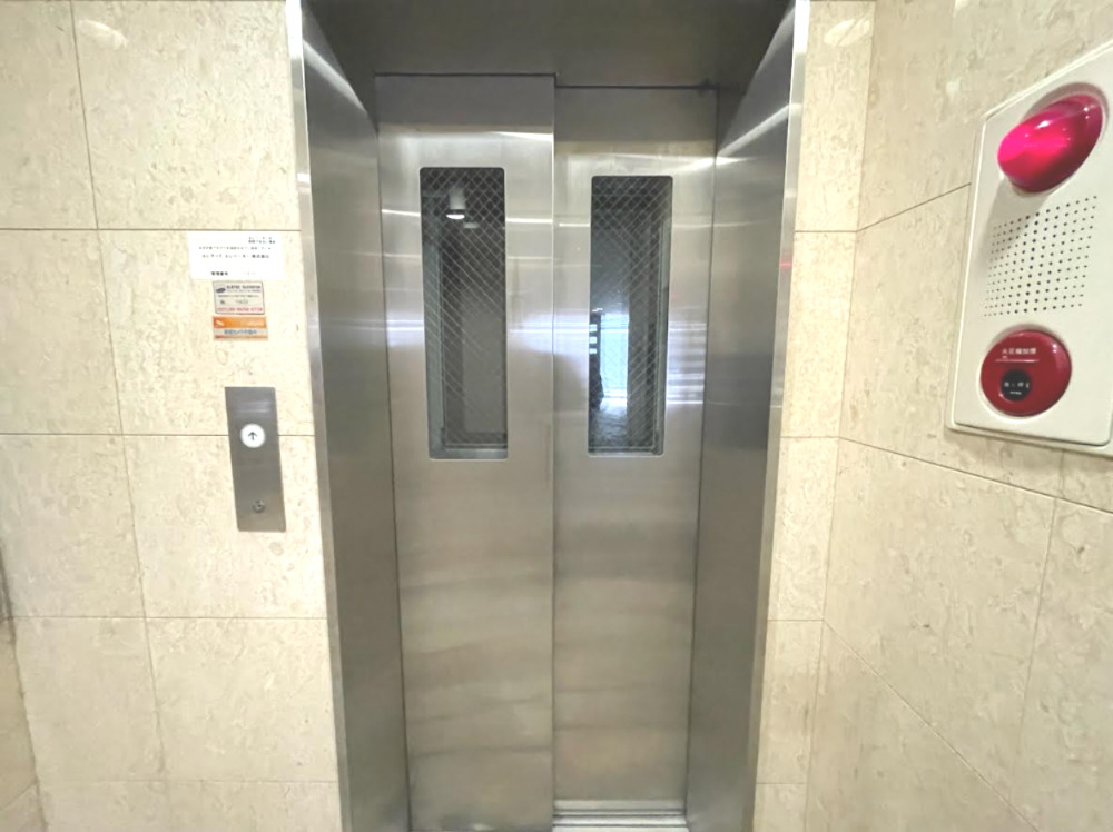 レイローズビルのロビー|建物の内部です