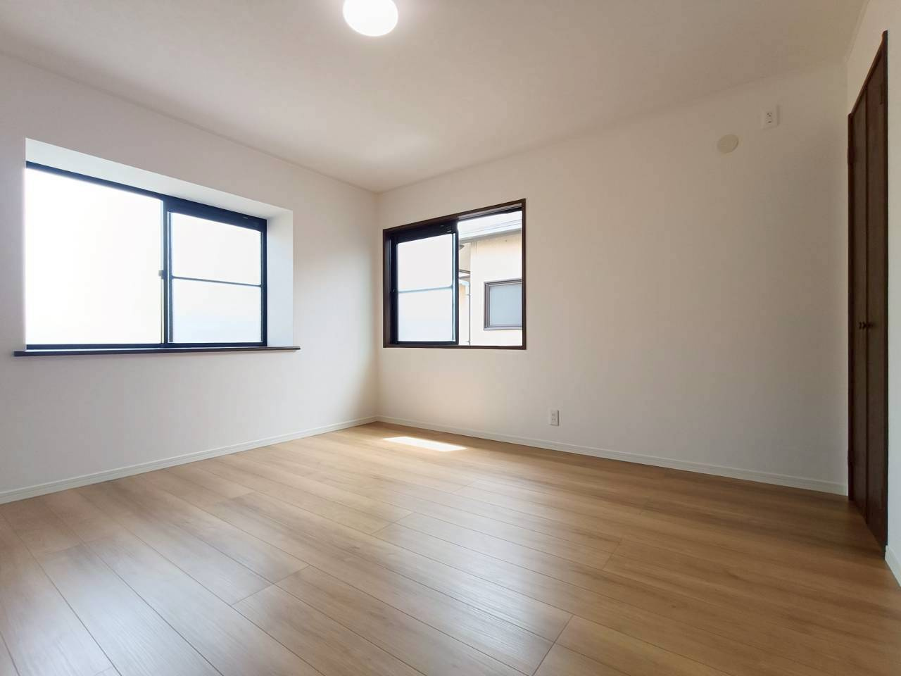八潮市　鶴ケ曽根　中古戸建の洋室|明るい洋室です