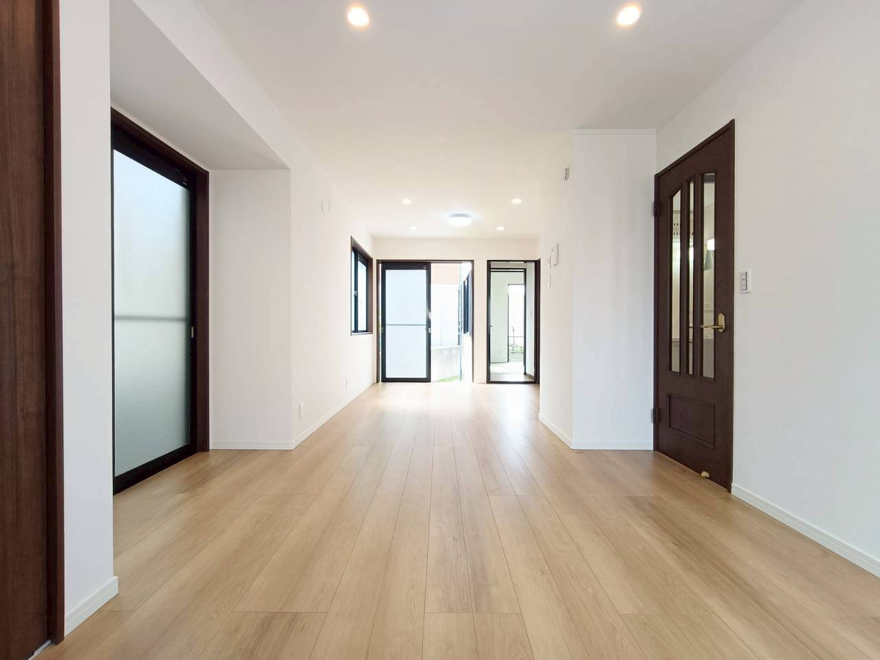 八潮市　鶴ケ曽根　中古戸建の居間・リビング|広いリビングは家族が自然と集まる居心地の良い空間