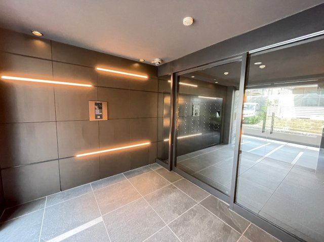 DIPS明大前のエントランス