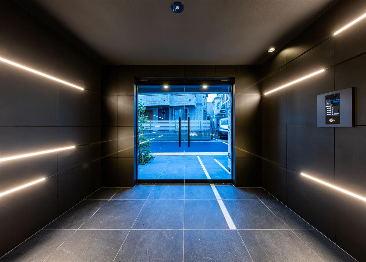 DIPS明大前のエントランス